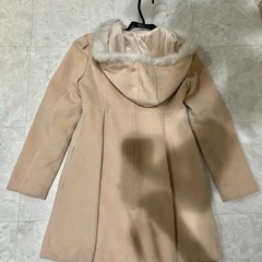 ピンクベージュの冬コートの画像