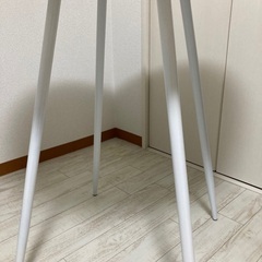LOWERの白テーブル　の画像