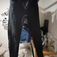 黒いジーンズ