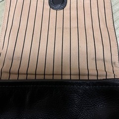 レザーのショルダーバッグを売ります。の画像