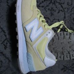 レディース用スニーカー　ニューバランス23.5