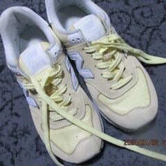 レディース用スニーカー　ニューバランス23.5の画像