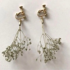 ブリザーブドフラワー　かすみ草　イヤリングの画像
