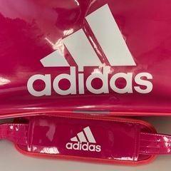 アディダス スポーツエナメルバッグ 軽量モデルの画像