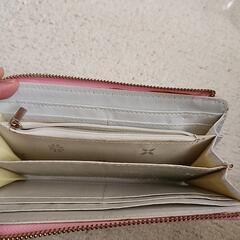 美品　ピンク長財布　チャーム付きの画像