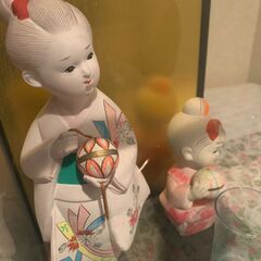 管K-36【愛知県一宮市から】【平日もお渡しできます！】 アンティーク コレクター左：【博多人形】【童物】 『恋てまり　津田勝雄作』陶器　右：【博多人形】【童物】 『少女まり　小富士作』　組み立てガラスケース付きの画像