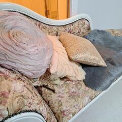 【引き取り済】可愛いアンティークソファーとテーブル、椅子セットの画像