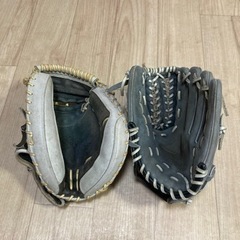 お話し中 内野手グラブとキャッチャーミットの画像