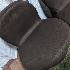 回る座椅子2脚の画像