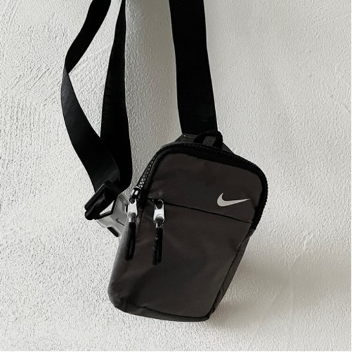 NIKEナイキ　斜めがけポーチ　ショルダーバッグ　ボディバッグ