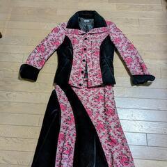 美品　Mariella Burani　NOTIZIE　マリエラブラーニ　高級　上下レディーススーツ　ジャケット　スカート　ピンク　ブラック　黒　薔薇
の画像