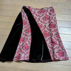 美品　Mariella Burani　NOTIZIE　マリエラブラーニ　高級　上下レディーススーツ　ジャケット　スカート　ピンク　ブラック　黒　薔薇
の画像