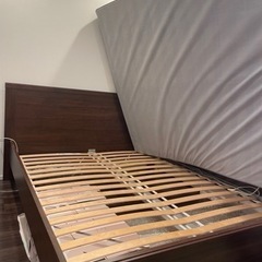 イケヤ　クィーンサイズ　ベット(マットレス付)の画像