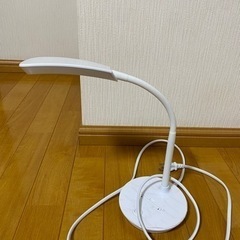 ニトリのLEDデスクライト【YP100DL ホワイト】の画像