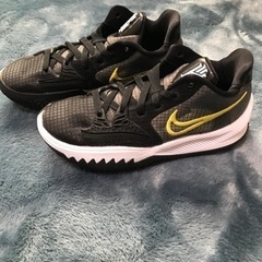 【最終1月末まで】ナイキ　カイリーLOW4 23.5cm ほぼ新品