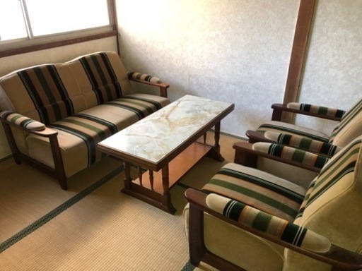 コンパクトでクラシカルな応接3点セット