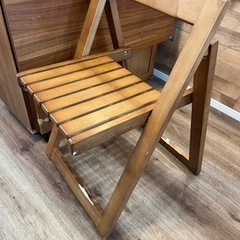 折りたたみダイニングテーブルと椅子2脚の画像