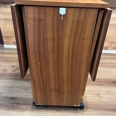 折りたたみダイニングテーブルと椅子2脚の画像