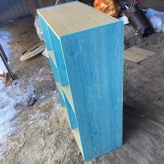 青いカラーボックスの画像