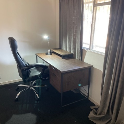 テーブル　イス　カーテン　絨毯