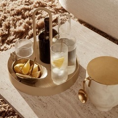 金属のトレイの画像