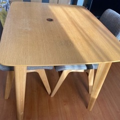 ダイニングテーブルの画像