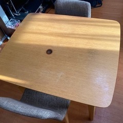 ダイニングテーブルの画像