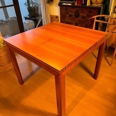 コンランショップで購入したダイニングテーブルの画像