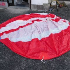 値下げ。格安中古短期使用　イベント　アドバルーン　紅白丸玉　ｗ１８０ｃｍ　文字書ネット　ｗ１２０ｃｍ　ｈ（Ｌ）約３０ｍ長、係留ロープ付きフルセット。　別売追加でヘリウムガスメーター、ヘリウムガス用補充ノズル金具は、４９００円です。ガスノズルは、ガス風船等にも利用できます。約１日でＨＥガスは７㎥１本使用で、ボンベはレンタルがあります。文字ネットの文字は幅広のビニールテープを利用して文字作成・ネットに張付けします 。の画像