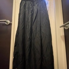 差し上げます　UNIQLO 黒　シャイニーギャザーロングスカートの画像