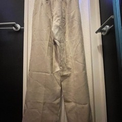 GU ベージュ　カラースラックスの画像