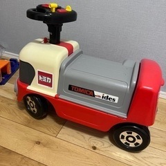 トミカの車のおもちゃの画像