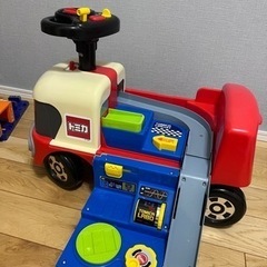 トミカの車のおもちゃの画像