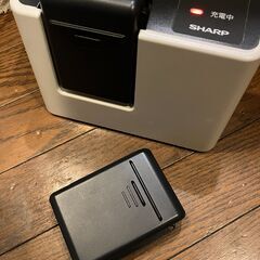 管K-88【愛知県一宮市から】【平日もお渡しできます！】Sharp シャープ サイクロンコードレスクリーナー FREED 充電機付 レッド 掃除機 EC-SX320 SHARP 2017年製の画像