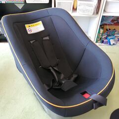 タカタTAKATAの軽量コンパクトなチャイルドシート黒TKBPB-03取説・付属品付きの画像