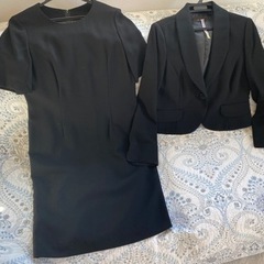 【喪服】黒スーツ、半袖ワンピース、ジャケット