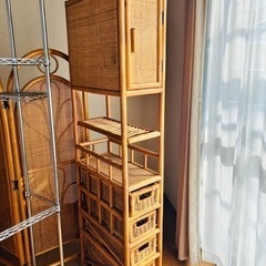 アンティークなスリム型ランドリー収納