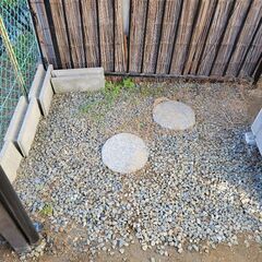 砕石とコンクリートブロックと御影石