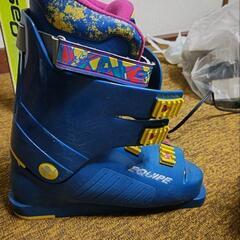 スキー板とブーツウェアまとめての画像