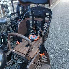 278🔴安心の無料保証；点検サービス付き🟢バカ良心的な中古電動自転車屋  🔴土日もご試乗可能です。🌕️２０インチ、２人乗り、３人乗り  🔵オプション無料。後ろチャイルドシートをかごに変更して２人乗りに変更も可能です。  🟢１回の充電で３０ｋｍ以上の走行が可能です。山手線半周くらいの距離を走れます。  🔴バッテリーは、新品の９０％以上の性能を保持していてコンディションは良好です。  🌕️２０インチ前かご、後チャイルドシート、２人乗りなど、在庫は２０台以上あります。  🟣子供乗せの電動自転車の画像