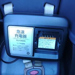 278🔴安心の無料保証；点検サービス付き🟢バカ良心的な中古電動自転車屋  🔴土日もご試乗可能です。🌕️２０インチ、２人乗り、３人乗り  🔵オプション無料。後ろチャイルドシートをかごに変更して２人乗りに変更も可能です。  🟢１回の充電で３０ｋｍ以上の走行が可能です。山手線半周くらいの距離を走れます。  🔴バッテリーは、新品の９０％以上の性能を保持していてコンディションは良好です。  🌕️２０インチ前かご、後チャイルドシート、２人乗りなど、在庫は２０台以上あります。  🟣子供乗せの電動自転車の画像