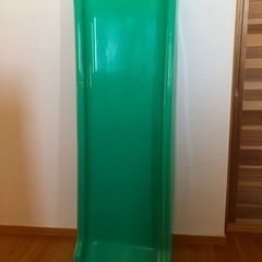 白いわんぱくジャングルジムの滑り台の画像