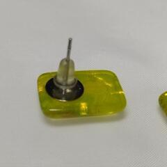 ガラス製ハンドメイドピアスの画像