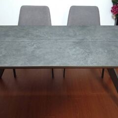 【ダイニングテーブルとイス4脚セット】