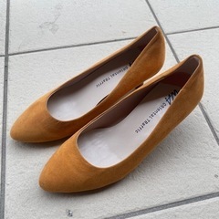 オレンジ色のパンプスの画像