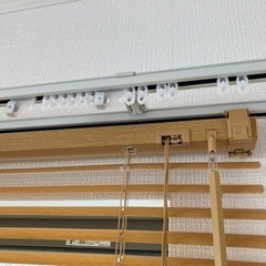 【本日15日16時まで引き取り限定】ニトリ木目ブラインド(リンクス3 LBR 130cmX138cm)usedの画像