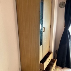 縦長の洋服掛けと引き出し2段