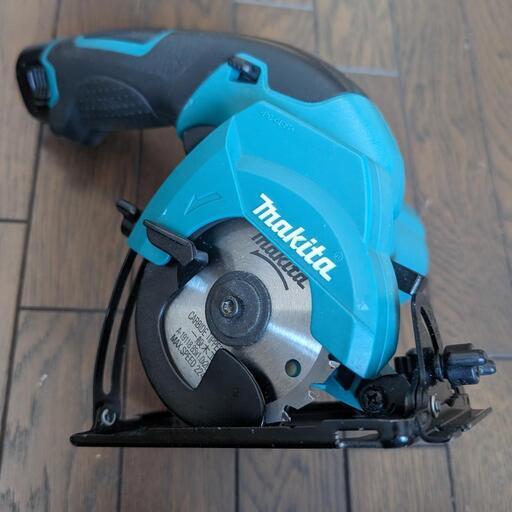 ★付属品完備（バッテリー、充電器 、平行ガイド、６角レンチ）★マキタ 充電式マルノコ HS300D