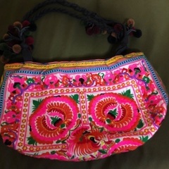 美品　手刺繍のジッパーで閉まるショルダーバック