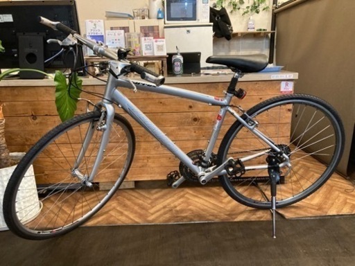 【新春SALE！SPECIALIZED sirrus 前後タイヤ・後輪チューブ新品！】アルミフレーム　3×8速　700×28cクロスバ